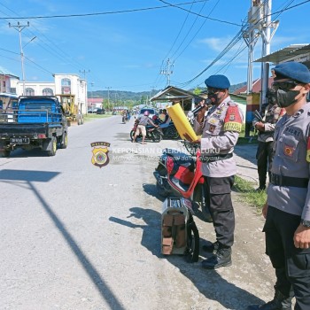 Brimob Kompi Piru terus himbau protkes bagi warga demi cegah wabah pendemi covid-19.