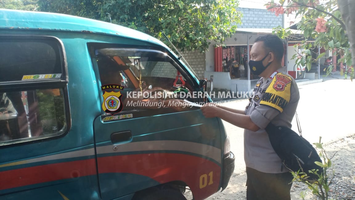 Peduli Kesehatan Bhabinkamitmbas  Desa Waspait Bagikan Masker Gratis Di Masa Pandemi kepada warga