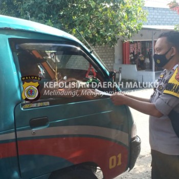 Peduli Kesehatan Bhabinkamitmbas  Desa Waspait Bagikan Masker Gratis Di Masa Pandemi kepada warga