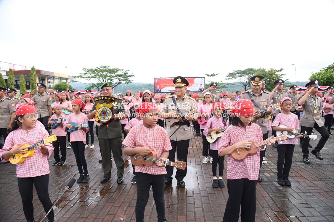 Meriahkan Pelantikan Bintara Polri 2023, Kapolda Main Ukulele Bersama Ratusan Anak di Ambon