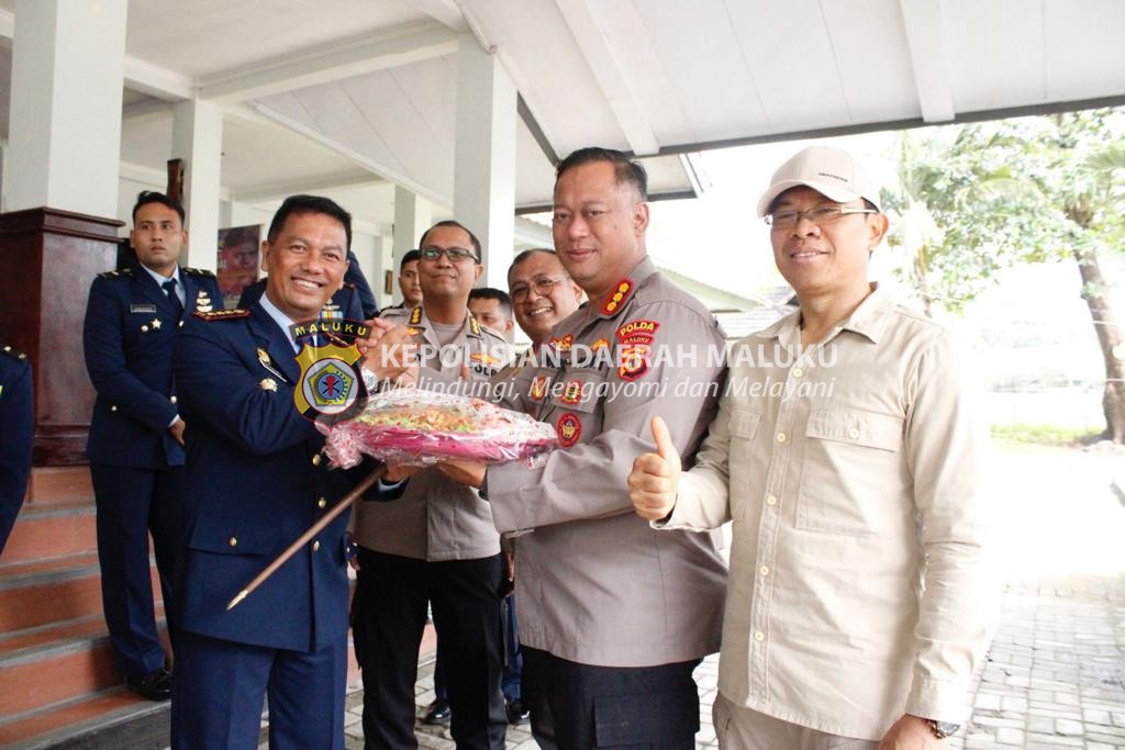 Hari Bhakti TNI AU ke-76, Polda Maluku dan Kodam Pattimura Beri Surprise Kue dan Nasi Tumpeng