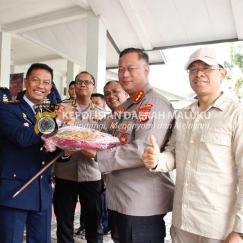 Hari Bhakti TNI AU ke-76, Polda Maluku dan Kodam Pattimura Beri Surprise Kue dan Nasi Tumpeng