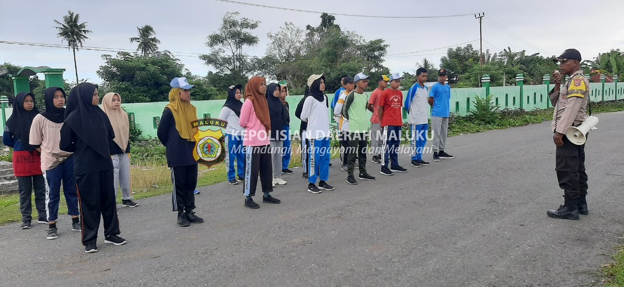 Bhabinkamtibmas Desa Bara Bersama Babinsa Latih Paskibra Siswa dan Siswi SMK Negeri 8 Buru