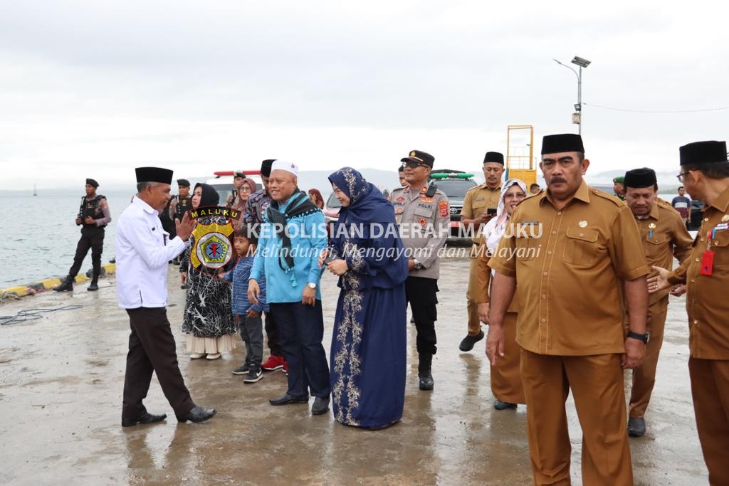 Polres Pulau Buru Lakukan Pengawalan Dan Pengamanan Kedatangan Rombongan Haji Kab. Buru