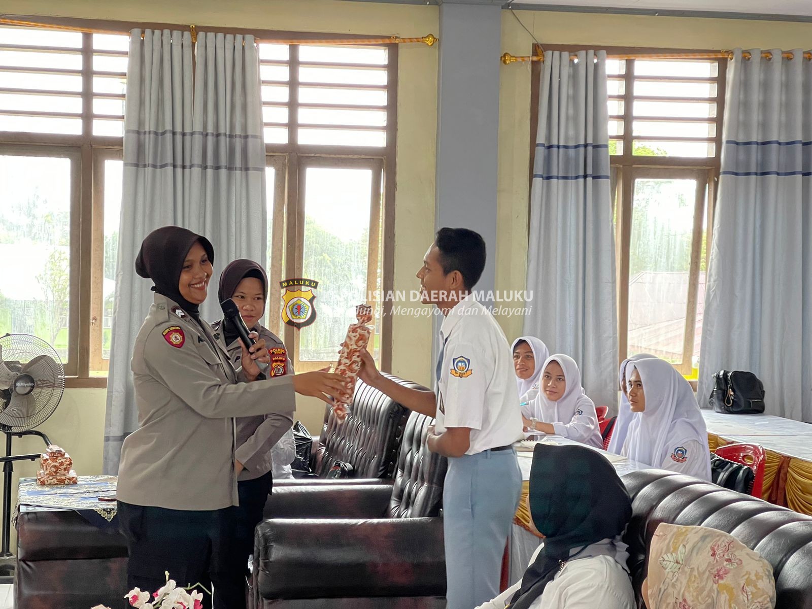 Sambut Hari Jadi Ke 75, Polwan Polres Pulau Buru Melakukan Goes To School Di SMA Negeri 1 Buru