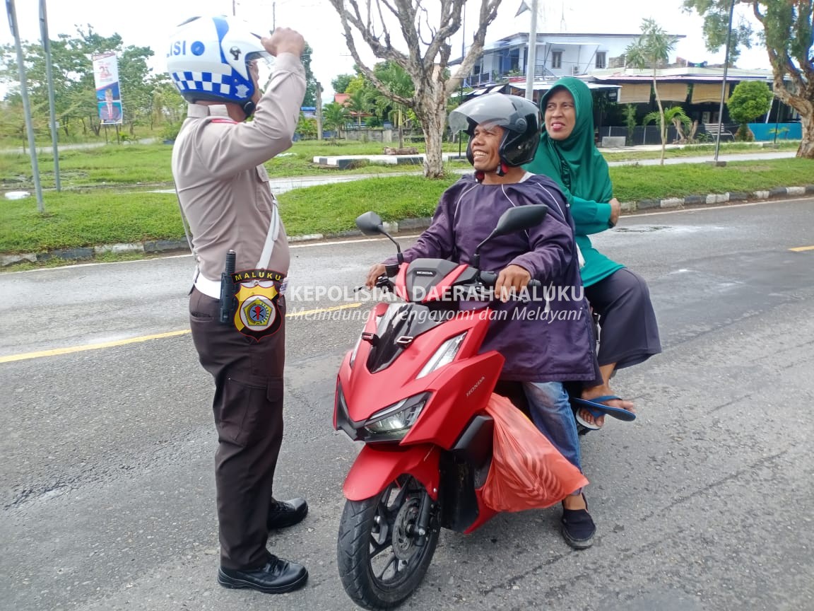 Sat Lantas Polres Pulau Buru Patroli Di Pertigaan Jalan Kantor Bupati