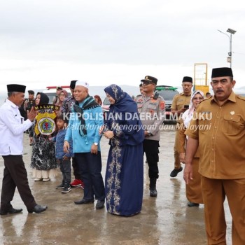 Polres Pulau Buru Lakukan Pengawalan Dan Pengamanan Kedatangan Rombongan Haji Kab. Buru