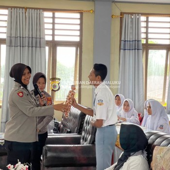 Sambut Hari Jadi Ke 75, Polwan Polres Pulau Buru Melakukan Goes To School Di SMA Negeri 1 Buru