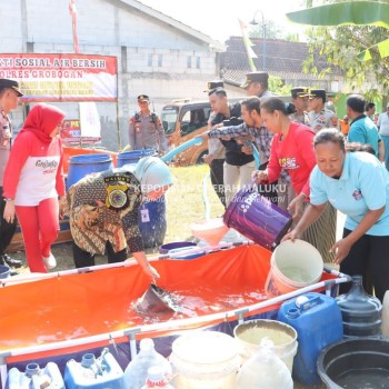 Polri Salurkan Bantuan Air Bersih Atasi Kekeringan di Grobogan