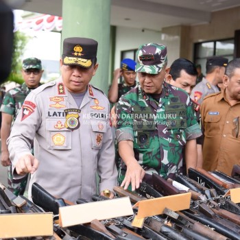 Kapolda Maluku Hadiri Pemusnahan Senpi Rakitan yang Digelar Kodam Pattimura