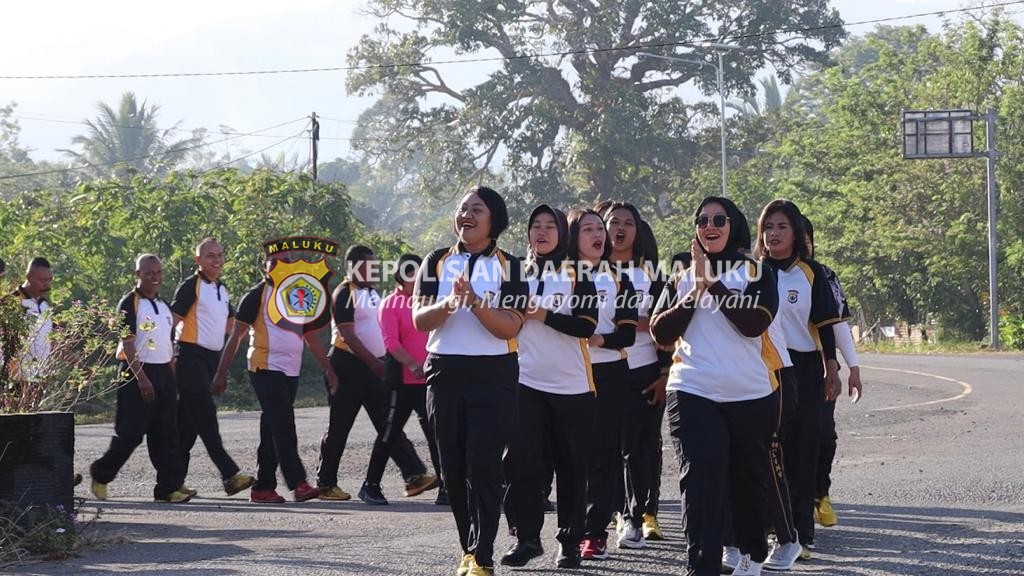 Meriahkan HUT Polwan, Polres SBB Gelar Jalan Santai Keliling Piru