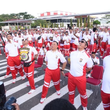 Semarak HUT RI ke-78, Kapolda Maluku Ikut Lomba Makan Kerupuk