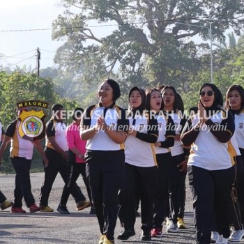 Meriahkan HUT Polwan, Polres SBB Gelar Jalan Santai Keliling Piru