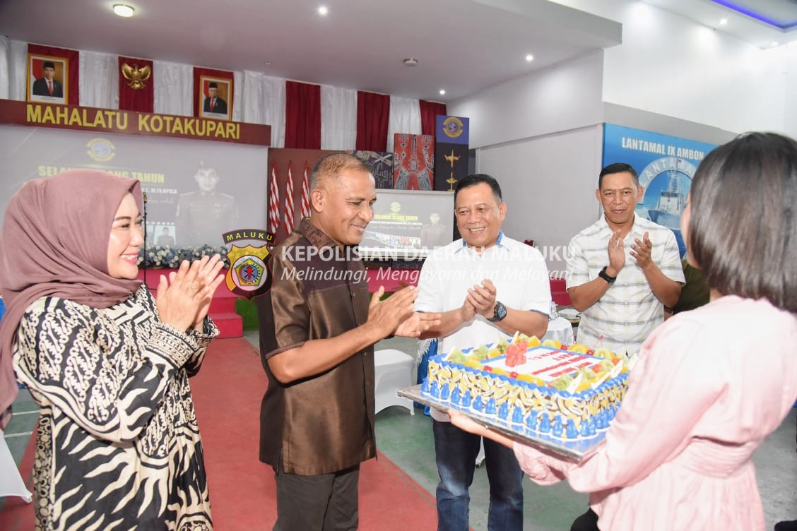 Kapolda Maluku Beri Kejutan Kue Ulang Tahun Kepada Danlantamal IX