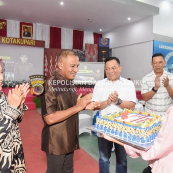 Kapolda Maluku Beri Kejutan Kue Ulang Tahun Kepada Danlantamal IX