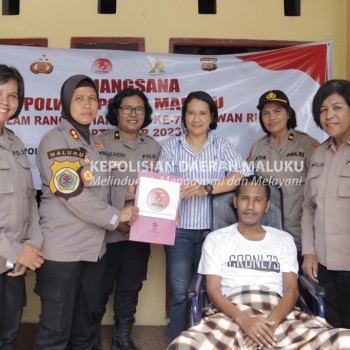 Jelang HUT ke-75, Polwan Polda Maluku Salurkan Bantuan Kepada Purnawirawan dan Anggota