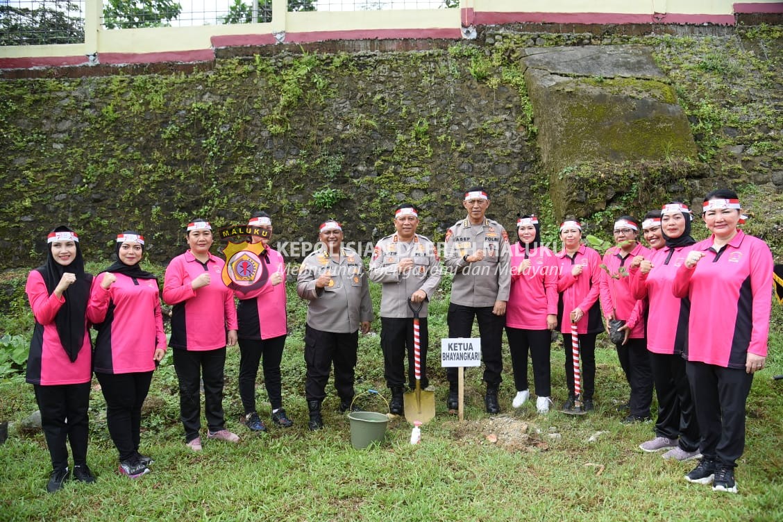 Peringati HUT RI Ke-78, Polda Maluku dan Jajaran Tanam Pohon Secara Serentak Dalam Rangka Penghijauan Kembali Wilayah Yang Tandus