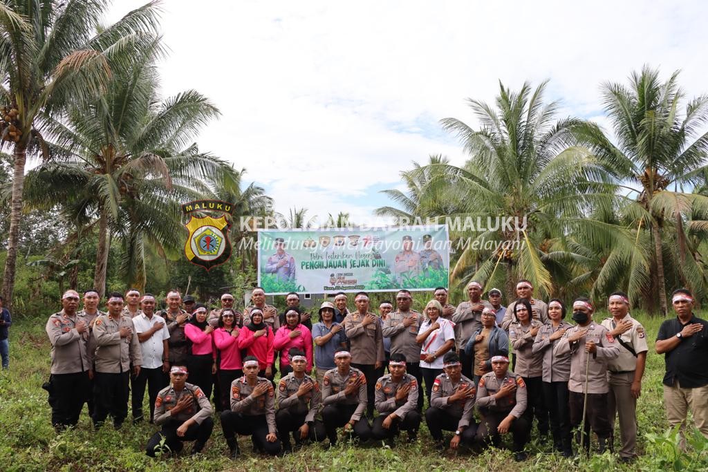 Polres SBB Tanami Ratusan Anakan Pohon Pala, Cengkeh dan Rambutan