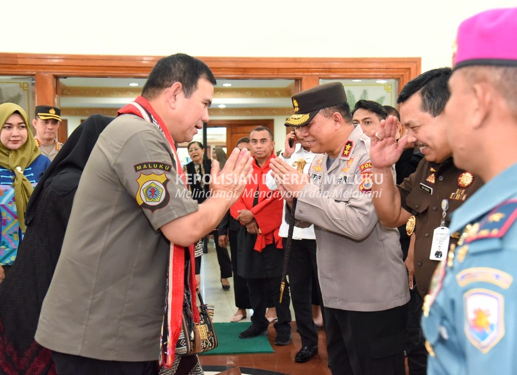 Kapolda Maluku Jemput Pangdam XVI/Pattimura yang Baru di Bandara Ambon