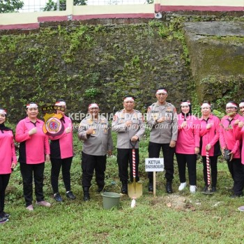 Peringati HUT RI Ke-78, Polda Maluku dan Jajaran Tanam Pohon Secara Serentak Dalam Rangka Penghijauan Kembali Wilayah Yang Tandus