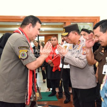 Kapolda Maluku Jemput Pangdam XVI/Pattimura yang Baru di Bandara Ambon