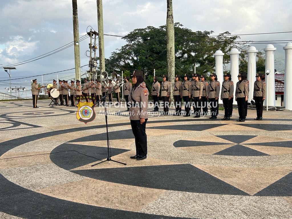 Jelang HUT, Polwan Polda Maluku Ziarah ke Taman Makam Pahlawan Kapahaha Ambon