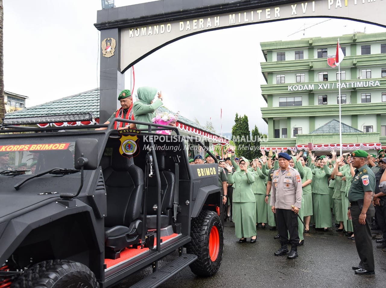 Lepas Mantan Pangdam Pattimura dengan Rantis Brimob, Kapolda: Wujud Sinergitas dan Soliditas TNI - Polri di Maluku