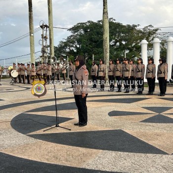 Jelang HUT, Polwan Polda Maluku Ziarah ke Taman Makam Pahlawan Kapahaha Ambon