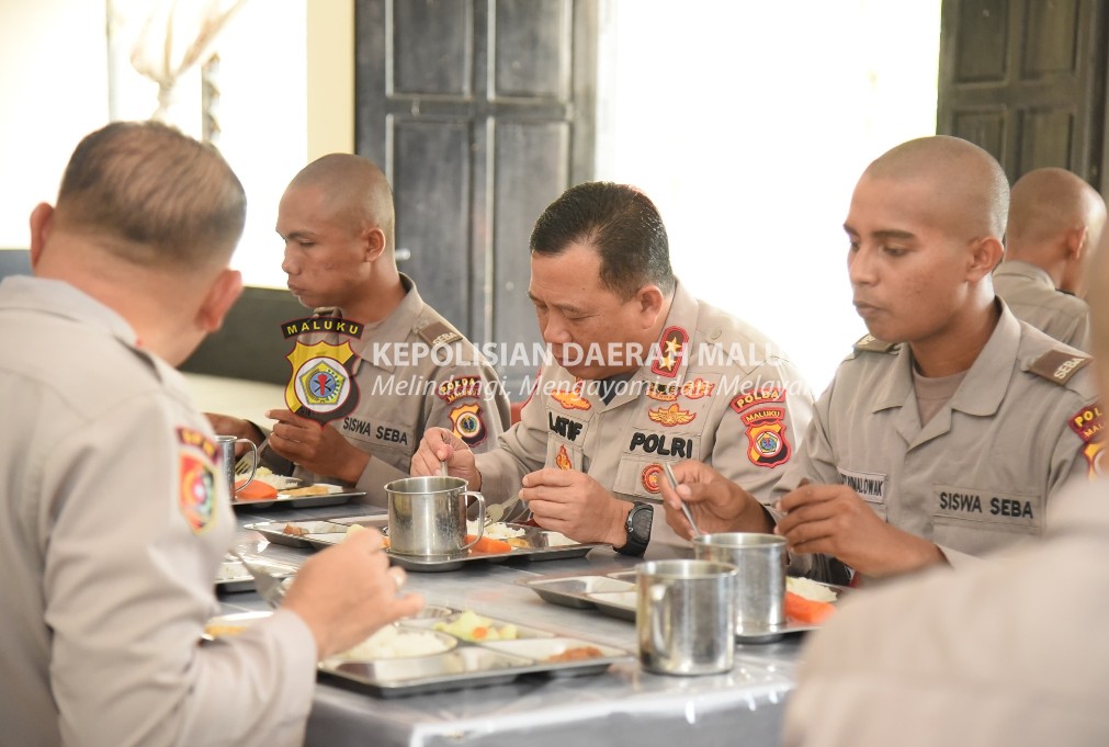 Kapolda Maluku Makan Siang Bersama Ratusan Siswa di SPN Passo