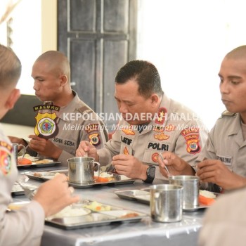 Kapolda Maluku Makan Siang Bersama Ratusan Siswa di SPN Passo