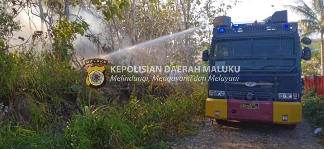 Mobil Water Cannon Polres SBT Bantu Pemadaman Karhutla di Bula