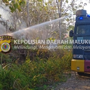 Mobil Water Cannon Polres SBT Bantu Pemadaman Karhutla di Bula