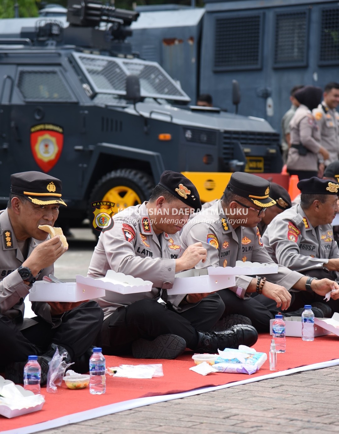 Kapolda Maluku Lesehan Makan Nasi Kotak Bersama Ratusan Anggota di Lapangan Tahapary