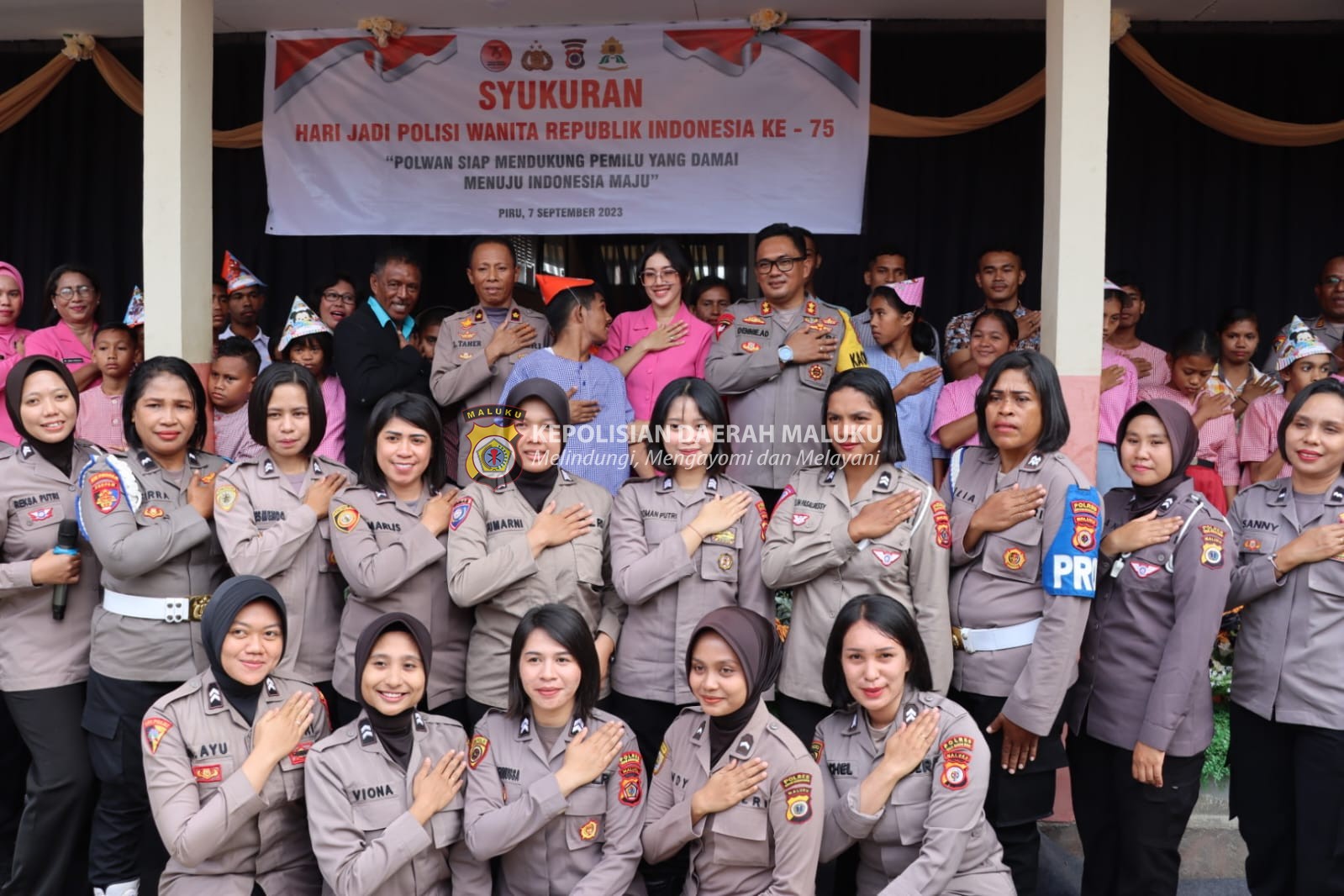 Polwan Polres Seram Bagian Barat, berbagi Kasih dengan Siswa-Siswi Sekolah Luar Biasa (SLB) Negeri Piru