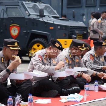 Kapolda Maluku Lesehan Makan Nasi Kotak Bersama Ratusan Anggota di Lapangan Tahapary