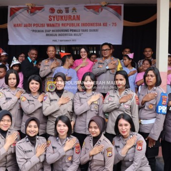 Polwan Polres Seram Bagian Barat, berbagi Kasih dengan Siswa-Siswi Sekolah Luar Biasa (SLB) Negeri Piru