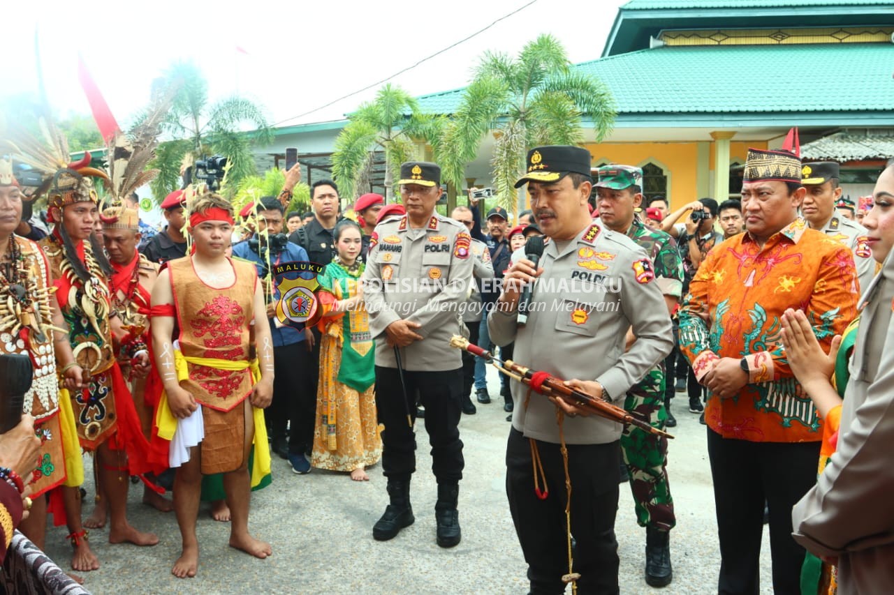 Disaksikan Ribuan Masyarakat, Wakapolri Dianugerahi Warga Kehormatan Dayak Kalteng Dan Bagikan 5.000 Paket Bansos