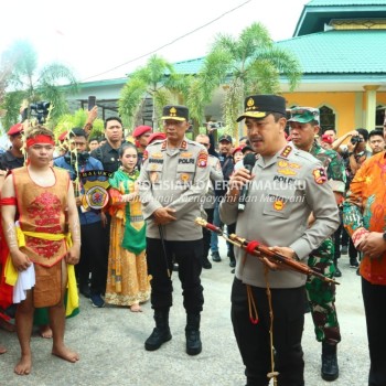 Disaksikan Ribuan Masyarakat, Wakapolri Dianugerahi Warga Kehormatan Dayak Kalteng Dan Bagikan 5.000 Paket Bansos