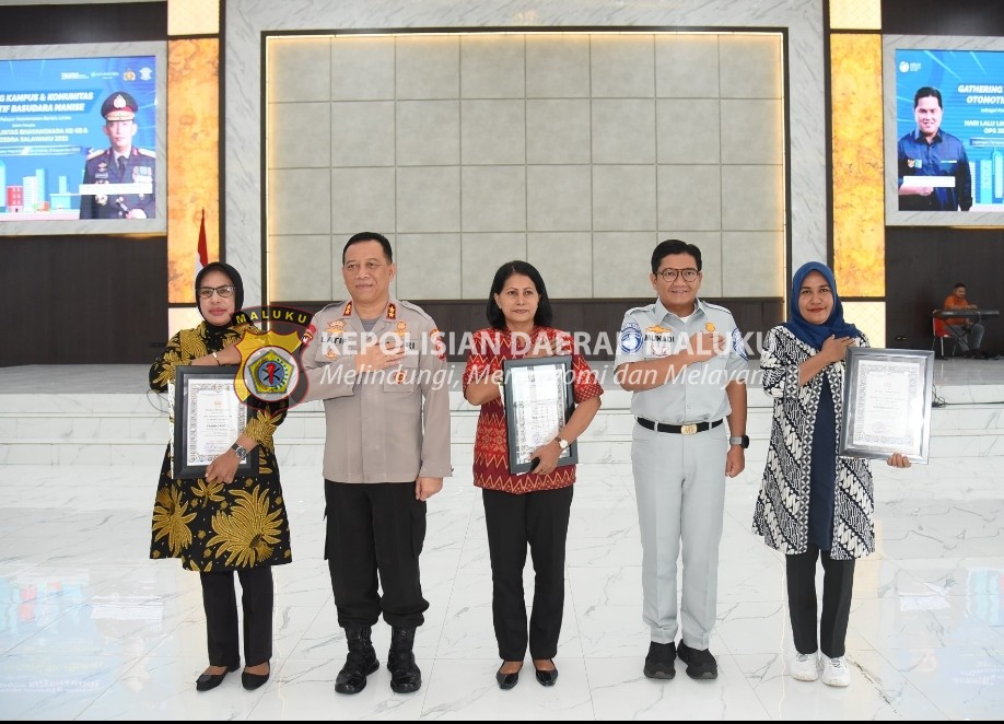 Kapolda Maluku Berikan Penghargaan kepada Guru Pelopor Keselamatan Berlalu Lintas