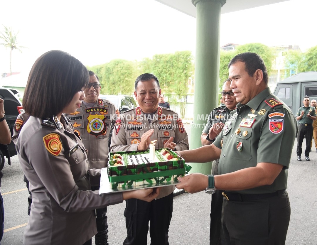 Kapolda Maluku Berikan Surprise di Ultah Pangdam Pattimura