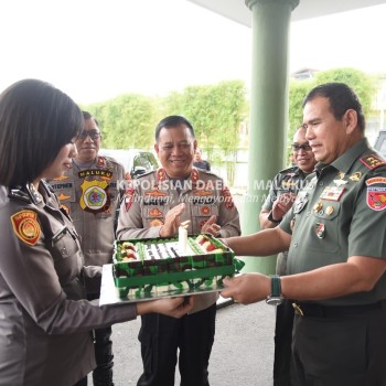 Kapolda Maluku Berikan Surprise di Ultah Pangdam Pattimura