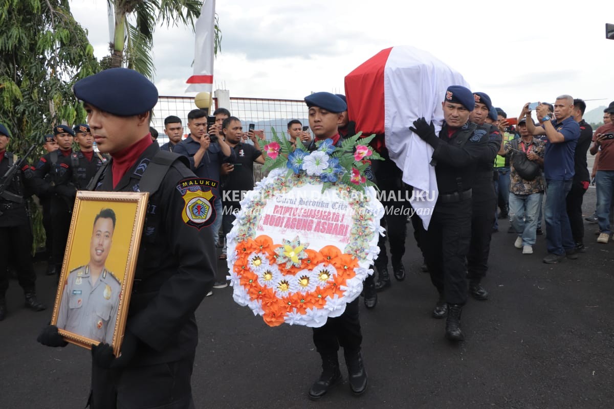 Suasana Haru Selimuti Penjemputan Jenazah Brigpol Anumerta Rudi Agung Ashari di Manado