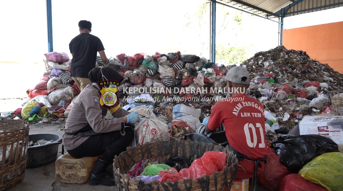 Anggota Polwan Polres Ponorogo Bersama Warga Ubah Sampah Jadi Produk Ekonomis