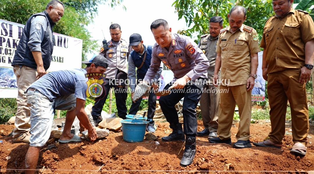 Polri Bantu Warga Korban Kebakaran di Bandung