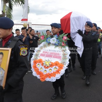 Suasana Haru Selimuti Penjemputan Jenazah Brigpol Anumerta Rudi Agung Ashari di Manado