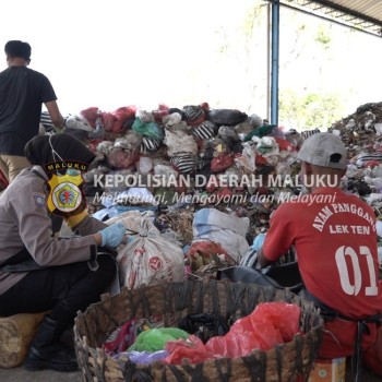 Anggota Polwan Polres Ponorogo Bersama Warga Ubah Sampah Jadi Produk Ekonomis