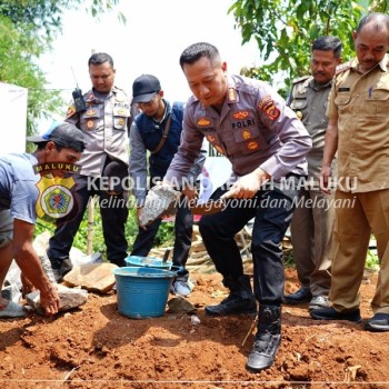 Polri Bantu Warga Korban Kebakaran di Bandung