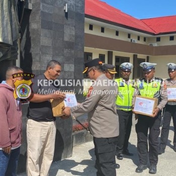 Meriahkan HUT Lantas, Polres SBB Salurkan Bantuan Sosial