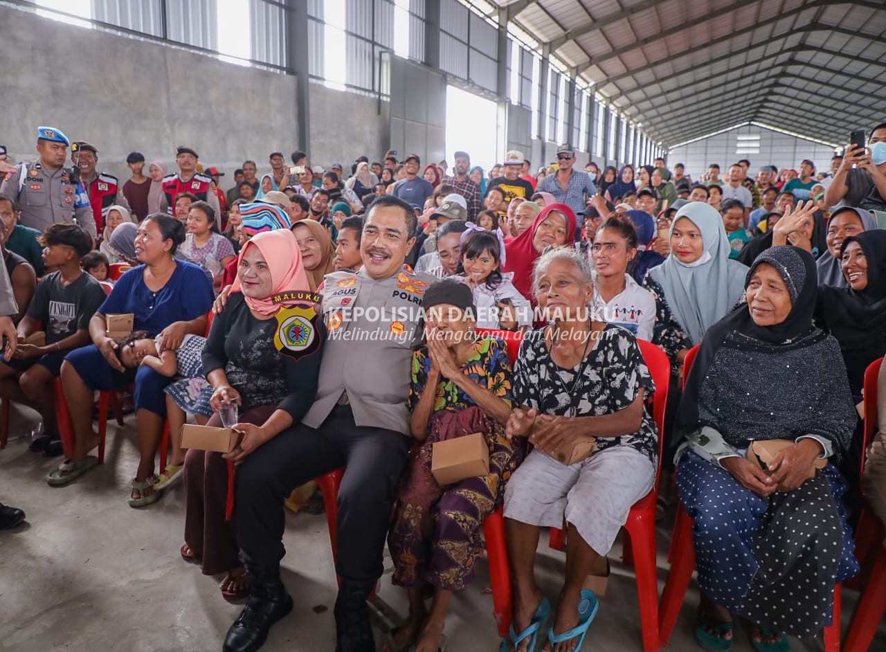 Wakapolri Salurkan 3.500 Paket Sembako Bakti Sosial Polri Untuk Negeri di Belawan