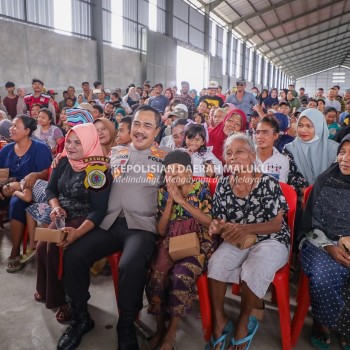 Wakapolri Salurkan 3.500 Paket Sembako Bakti Sosial Polri Untuk Negeri di Belawan